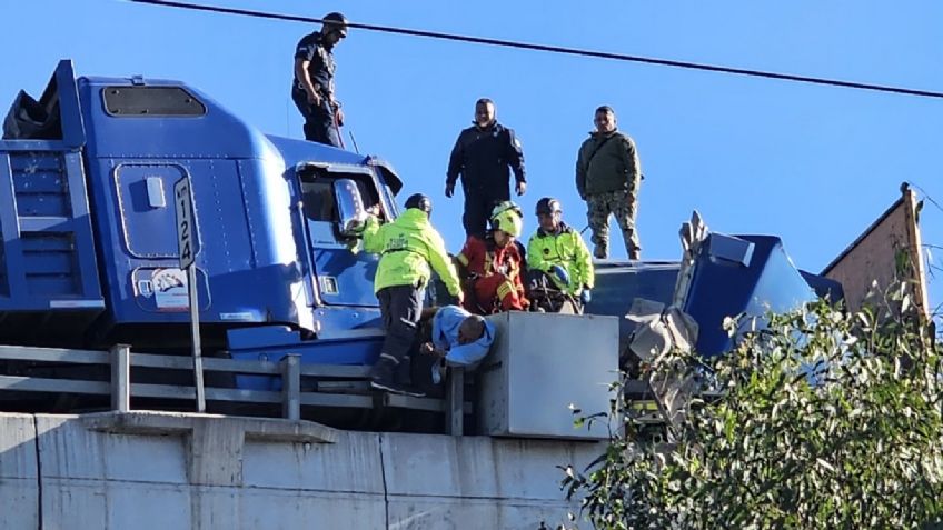 Chofer sobrevive tras quedar prensado por choque entre tráilers en México-Puebla