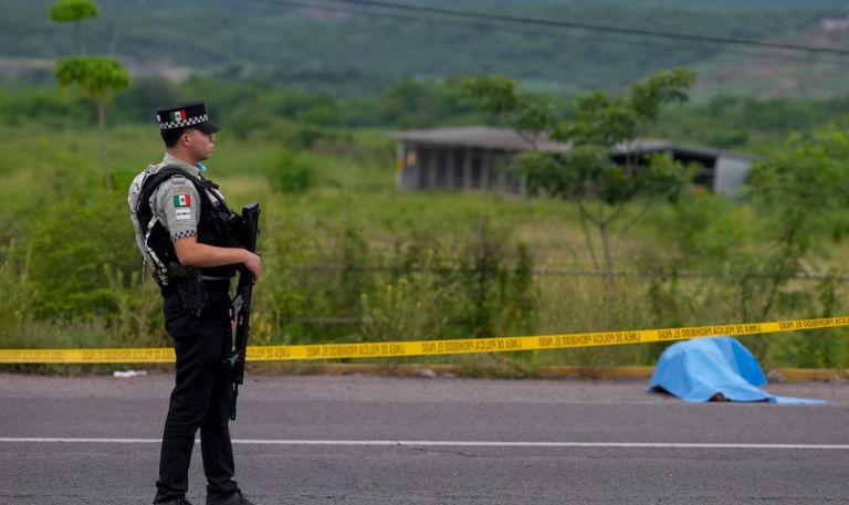 Encuentran cuerpos en plena carretera de Culiacán