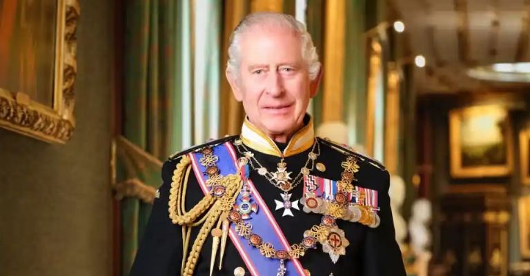 Rey Carlos III es hospitalizado por complicaciones del cáncer