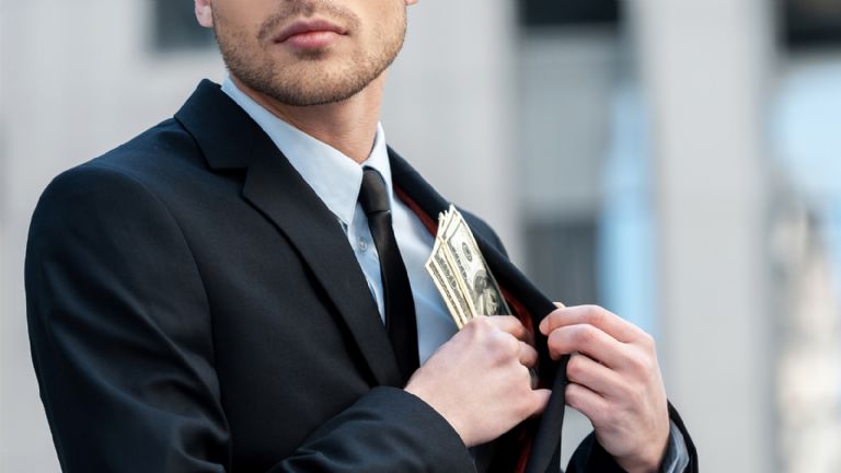 Hombre estafaba mujeres