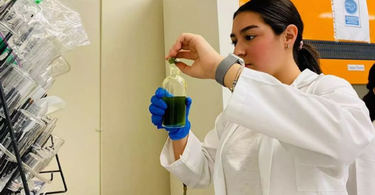 La alumna Anaya Cantú durante los trabajos de laboratorio