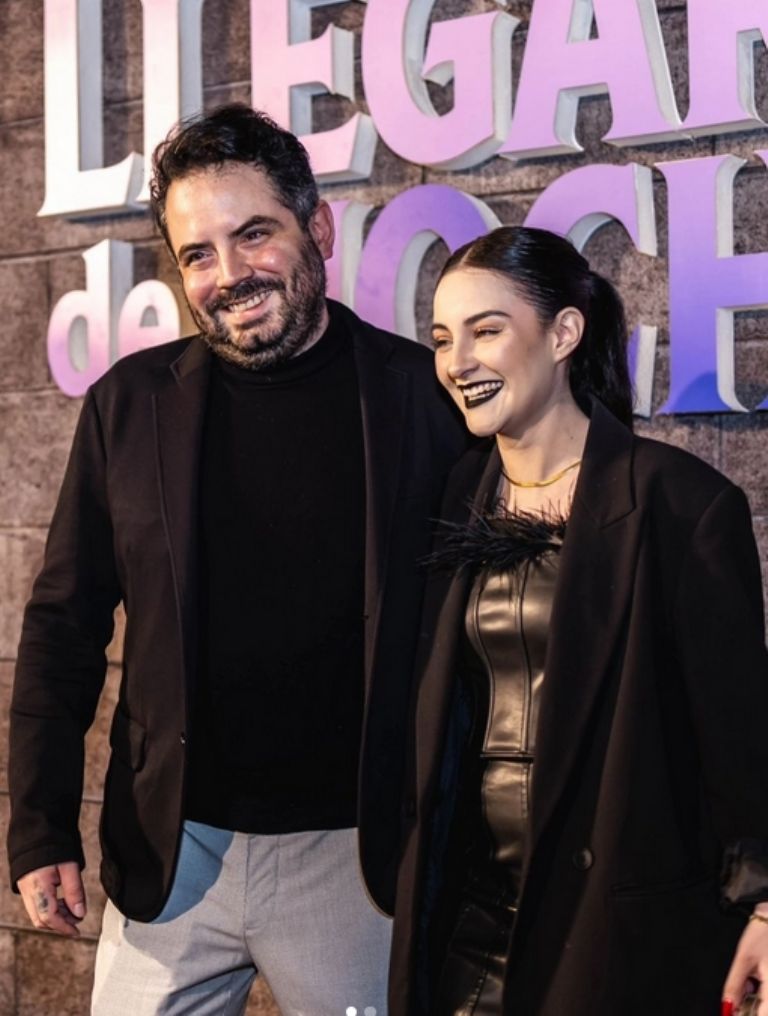 Critican a Paola Dalay por su outfit en premiere de Y Llegaron de Noche