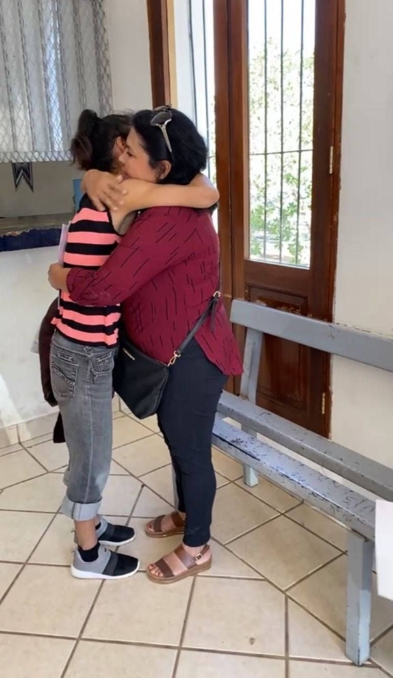 La joven junto a sus familiares en un emotivo reencuentro