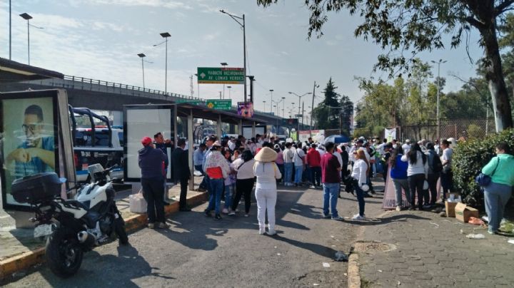 Caos en Periférico Norte por bloqueo de transportistas y tianguistas en el parque Naucalli
