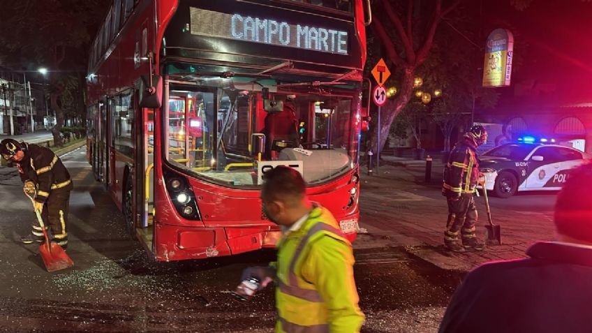 Mujer se pasa un alto y choca contra unidad del Metrobús de la Línea 7 en la GAM