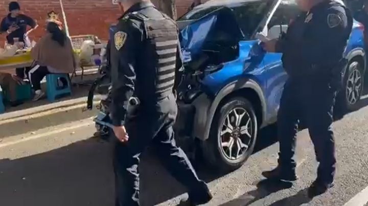 Caos en Coyoacán tras fuerte choque sobre calzada Taxqueña; un adulto mayor lesionado