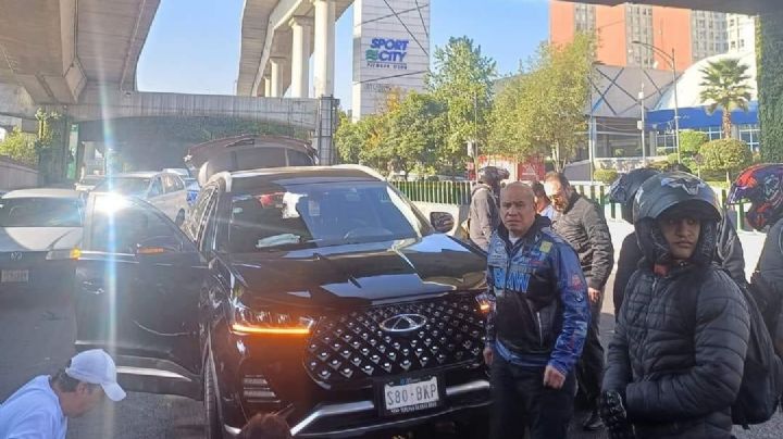 Caos en Periférico tras fatídico accidente; motociclista muera aplastado por camioneta