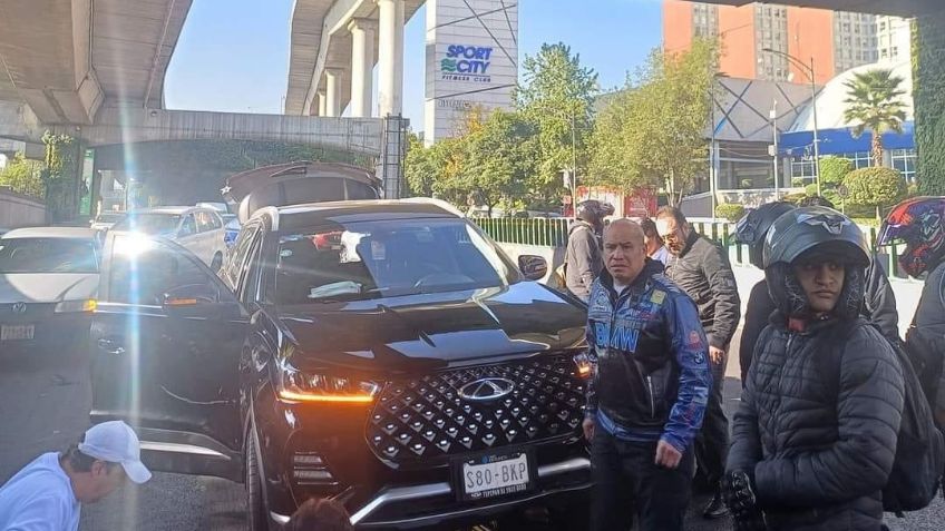 Caos en Periférico tras fatídico accidente; motociclista muera aplastado por camioneta