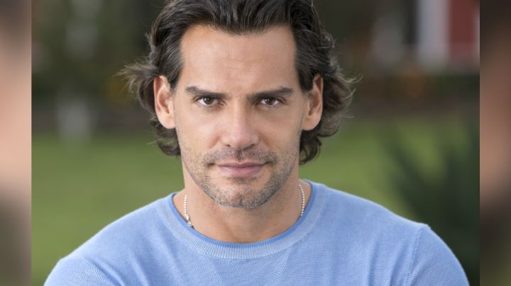 Reportera se molesta con actor de Televisa por tocarla sin su permiso en la alfombra roja