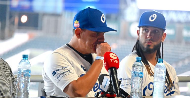 Javier Arturo López anuncia su retiro en juego de Yaquis contra Sultanes