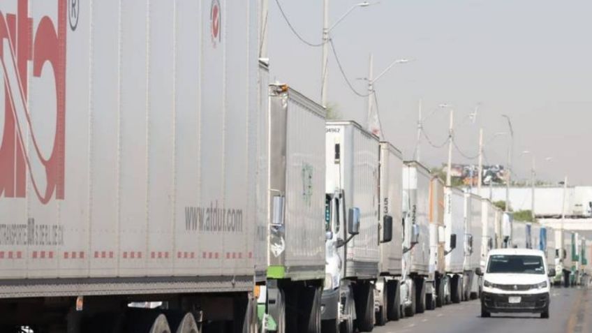 Sicarios de Los Chapitos piden 'aventón' a trailero en Sinaloa; son captados en VIDEO