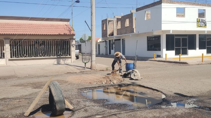 Ciudad Obregón: Ciudadanos ‘bachean’ con escombros calles en mal estado