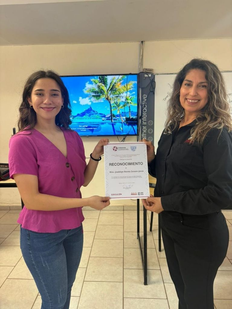 Janisse recibiendo un reconocimiento por su aportación a la enseñanza del lenguaje de señas