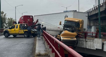 VIDEO: Tráiler queda colgado en puente vehicular tras choque en Tlalnepantla