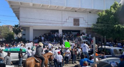 Galleros marchan en descontento por ley que prohíbe peleas de gallos en Sonora