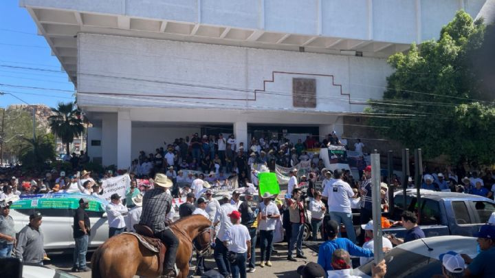 Galleros marchan en descontento por ley que prohíbe peleas de gallos en Sonora