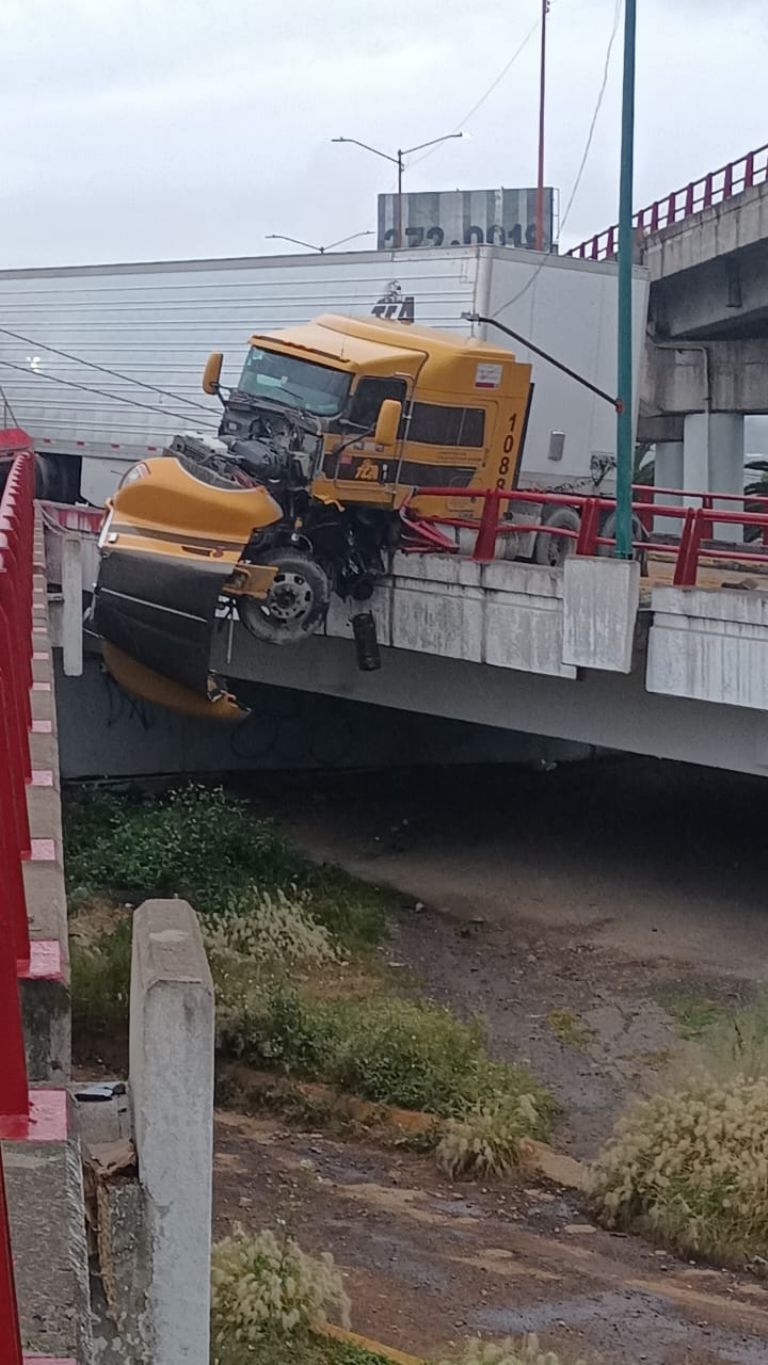 Tráiler colgado en Tlalnepantla
