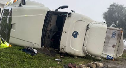 Tráiler genera caos en la López Portillo, sufre volcadura en la autopista Lechería-Texcoco