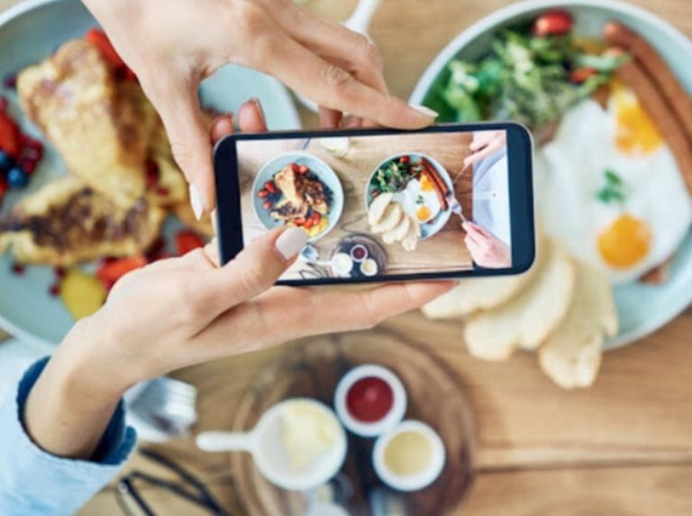 Influencer pide colaboración a restaurante