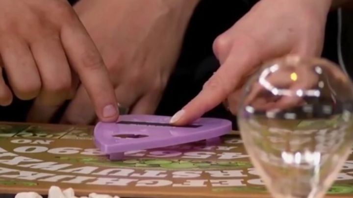 'Netas Divinas' juegan la ouija y reciben desconcertante respuesta de un espíritu