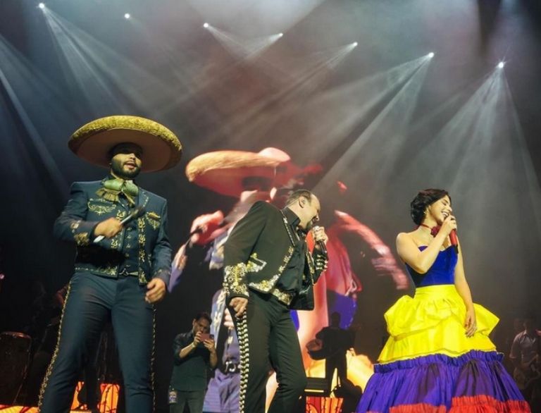 Ángela Aguilar aparece con vestido con los colores de la bandera de Colombia