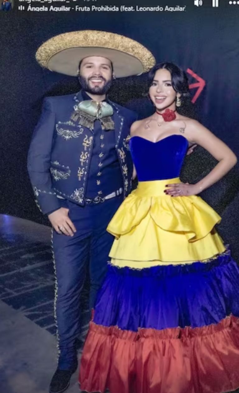 Ángela Aguilar luce atuendo con la bandera de Colombia