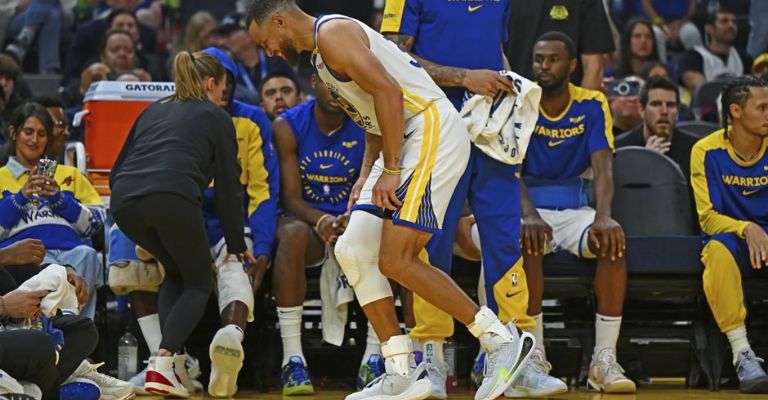 Curry no puede ocultar su dolor tras lesionarse