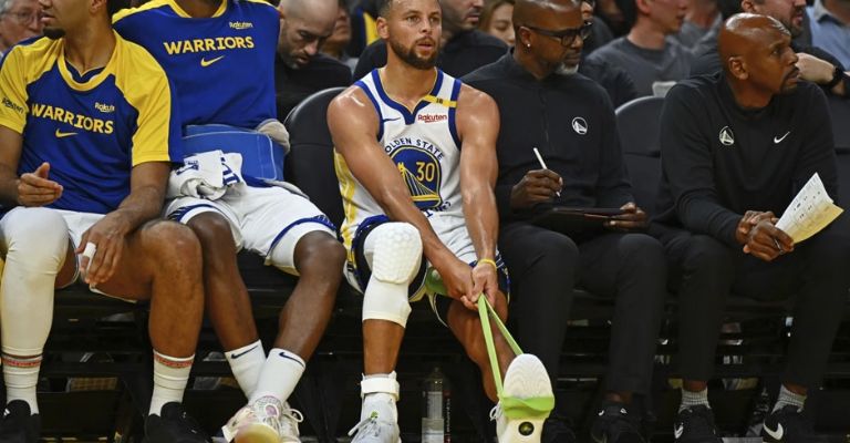 Curry descansa en la banca