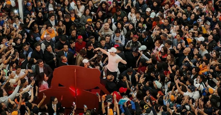 Miles de aficionados se dieron cita para estar con él