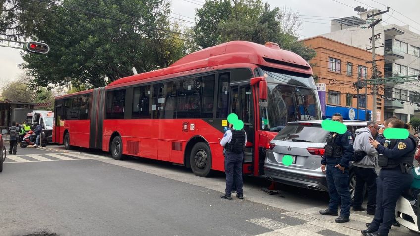 Choque entre Metrobús y camioneta deja como saldo 10 lesionados en la Narvarte