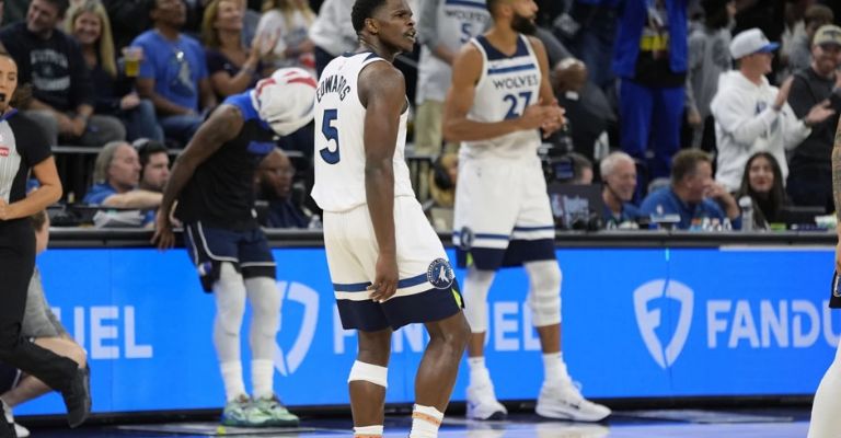 Edwards tuvo un primer cuarto de récord