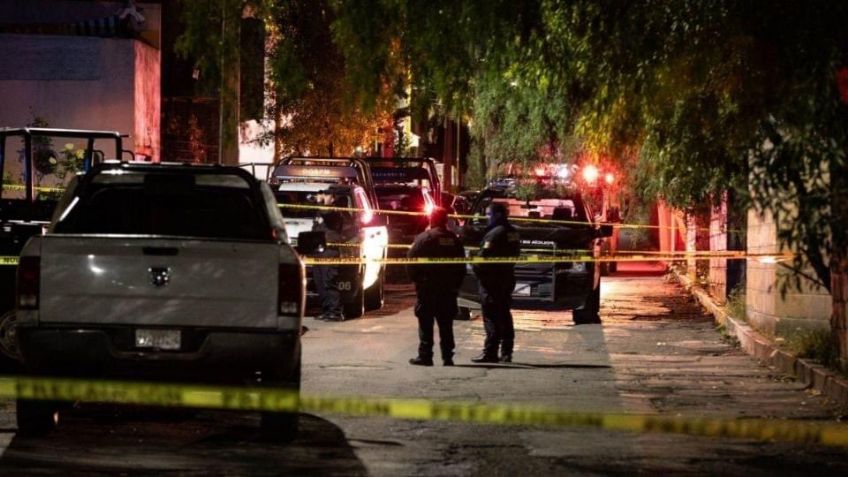 Sicarios apuñalan a hombre frente al Metro La Raza; Arrastraron su cuerpo y lo abandonaron