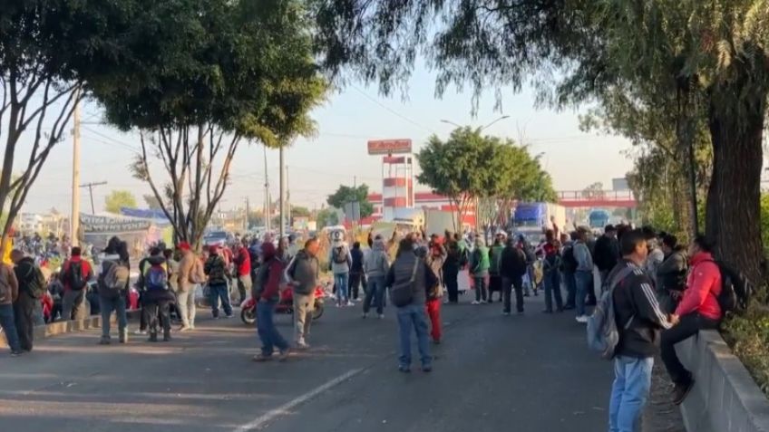 Caos en Avenida Central y Periférico por bloqueo de trabajadores de Ecatepec
