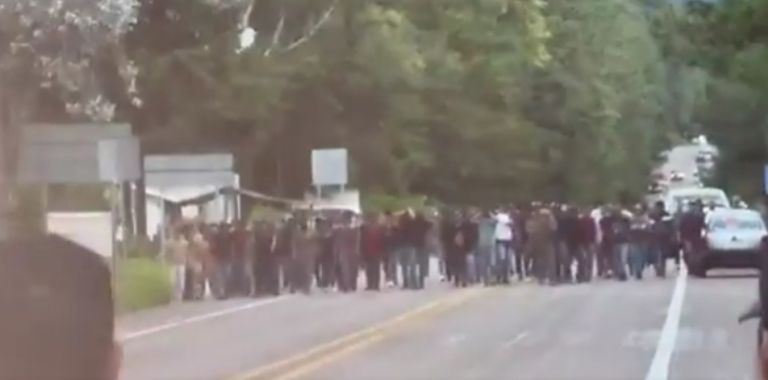 Lo obligaron a caminar sin ropa por la carretera