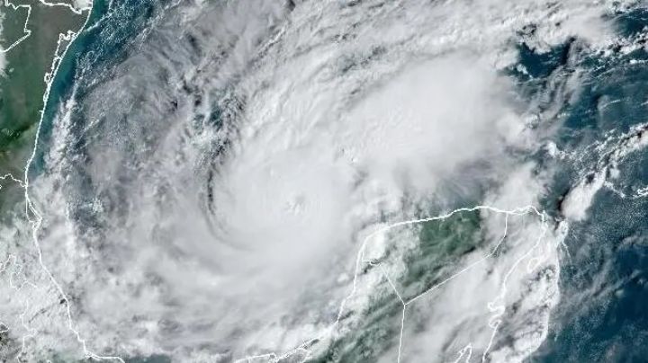 Conagua: Huracán 'Milton' es categoría 5 en el Golfo de México; provocará fuertes lluvias