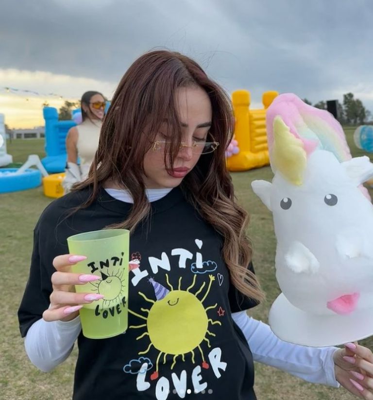 Cazzu asistió al primer cumpleaños de Inti