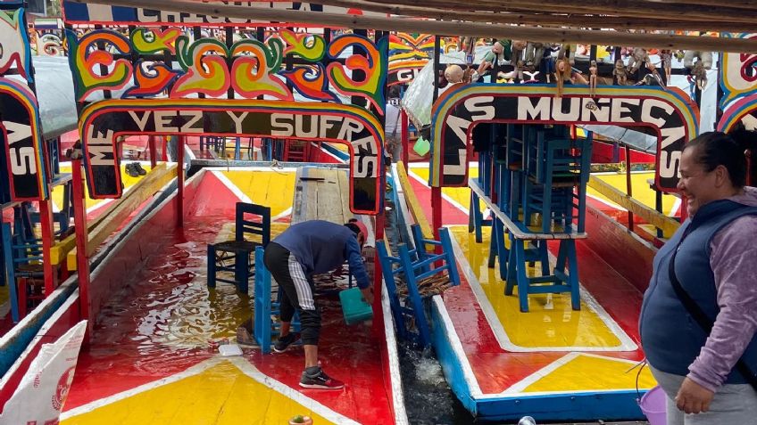 Xochimilco amanece inundado: Remeros trabajan para salvar sus trajineras y sus hogares