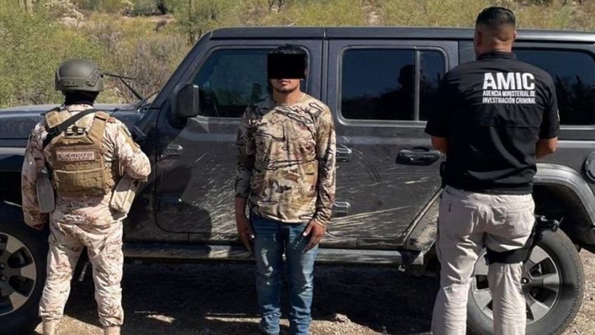 Tras persecución, detienen a sujeto en posesión de armas y auto robado al norte de Sonora
