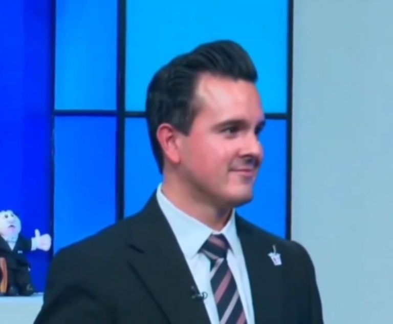 Malcapin escuchaba con atención las palabras del director general del Canal 66