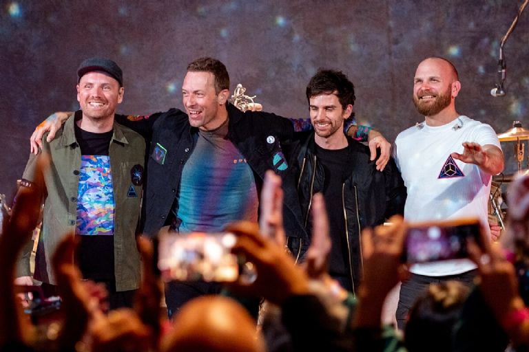 Cantante de Coldplay cae en pleno concierto