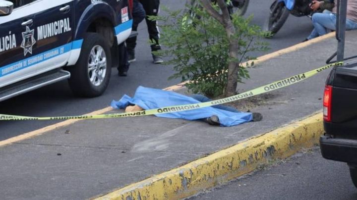 Muere mujer tras derrapar su moto y estrellarse con un muro de contención en Naucalpan