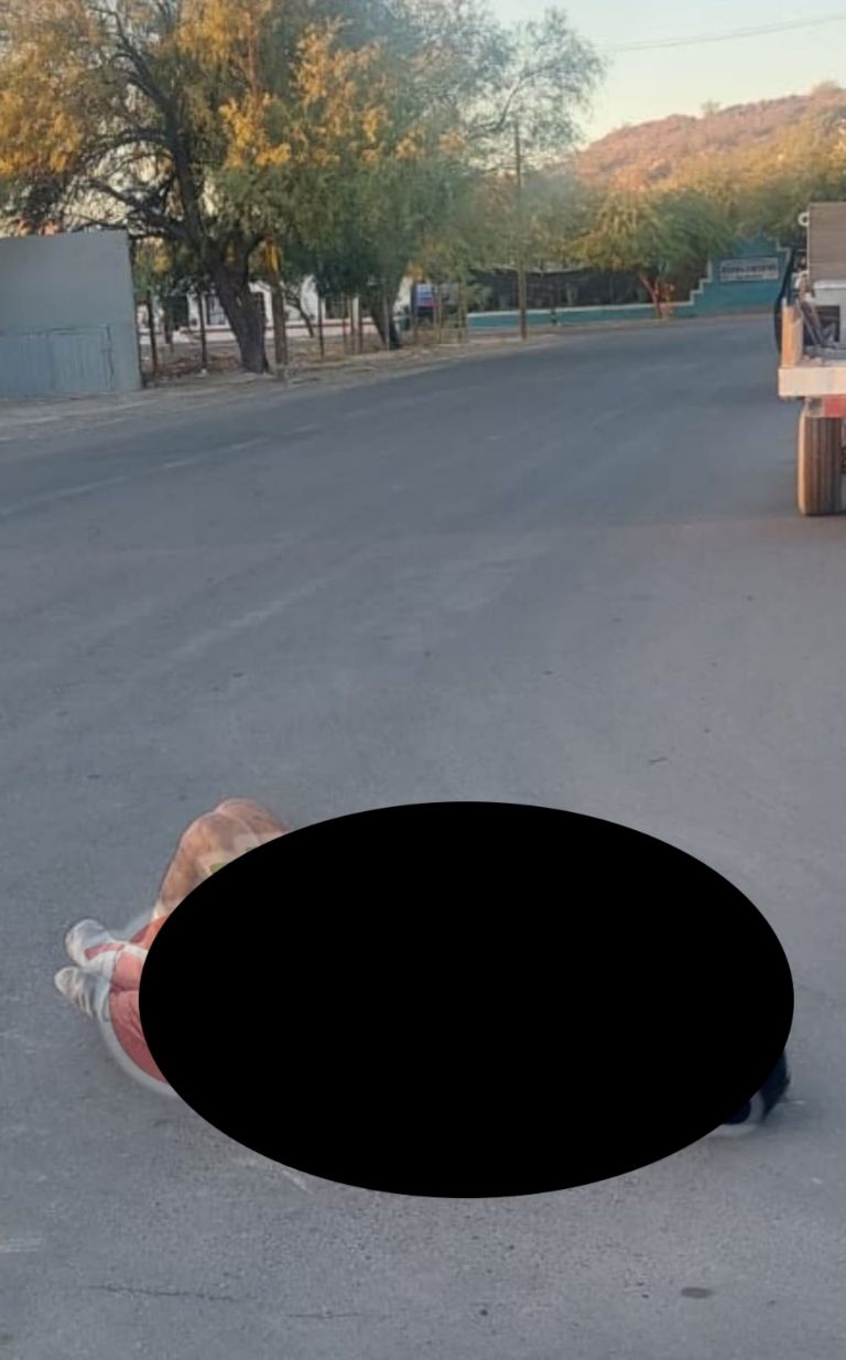 Abandonan a hombre desnudo en el centro de Caborca. Foto: Facebook