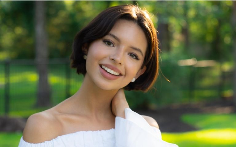 Piden que Ángela Aguilar no tenga el premio de la Mujer del Año