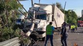 Foto ilustrativa de la nota titulada Caos en la carretera México-Toluca por fuerte accidente; tráiler derriba postes de luz