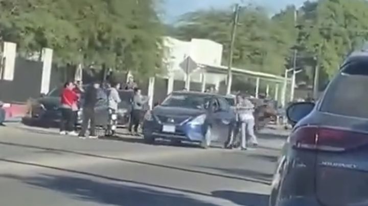 Conductor arrolla a manifestantes frente a una primaria en Hermosillo; fue detenido