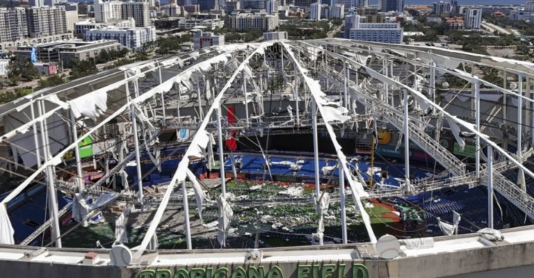 El estadio sufrió grandes daños por un huracán