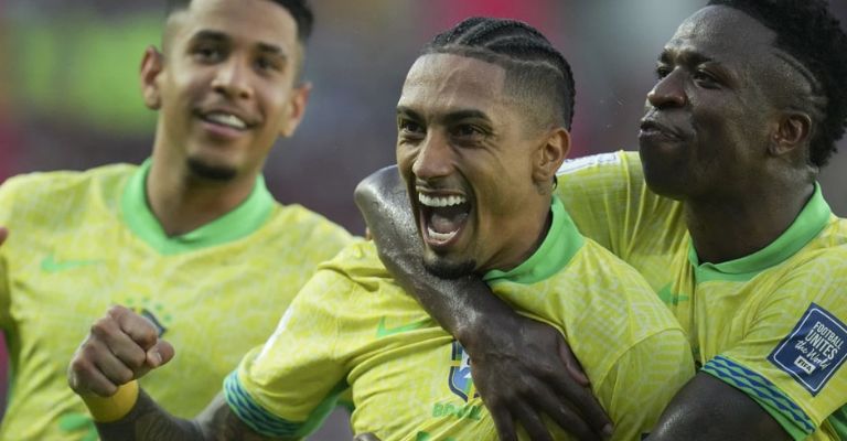 Raphinha le dio un punto a Brasil