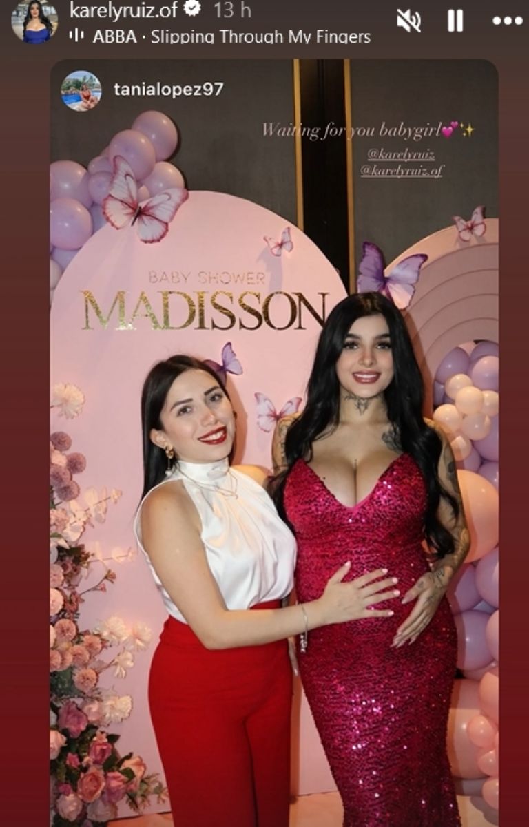 Karely Ruiz con invitada del baby shower de Madisson