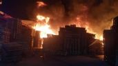 Foto ilustrativa de la nota titulada VIDEO: Fuerte incendio consume almacén de tarimas en Tepotzotlán; bomberos en el lugar