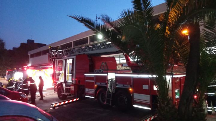 Se registra fuerte incendio en departamento de Tlatelolco; evacúan a 50 personas